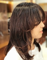 軽めの切りっぱなしロング 顔...