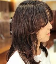 軽めの切りっぱなしロング 顔まわりレイヤーヘア